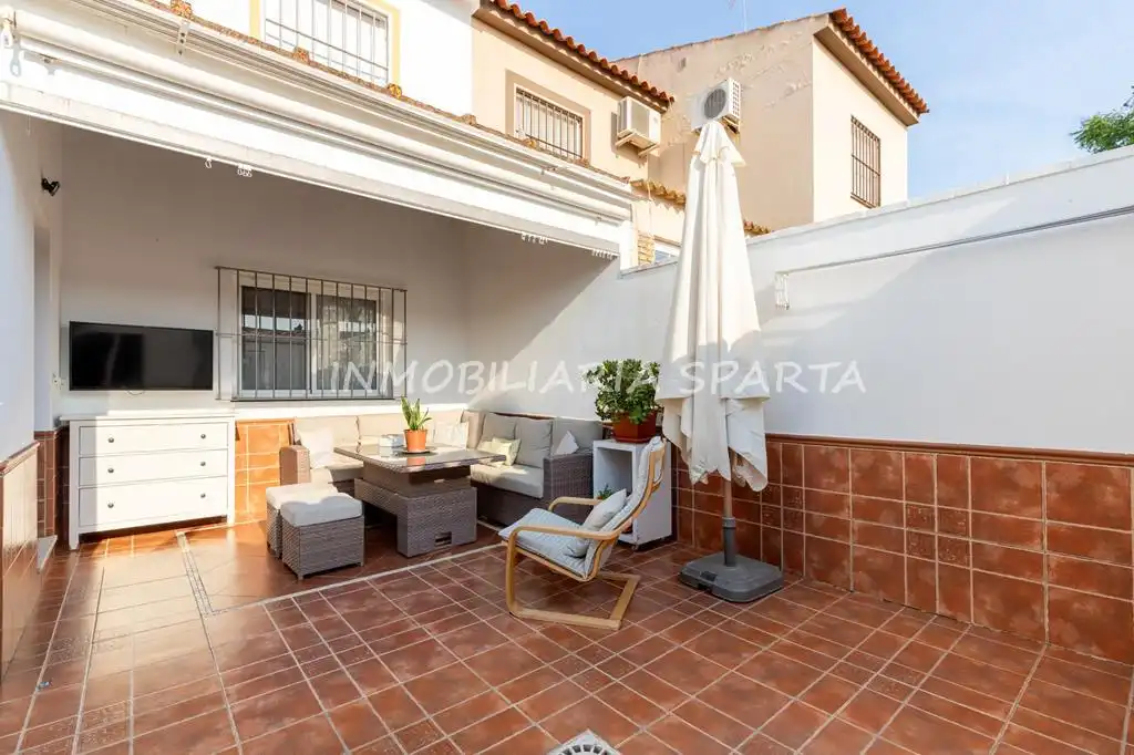 Terrasse von Einfamilien-Reihenhaus zum Verkauf in Umbrete mit Klimaanlage
