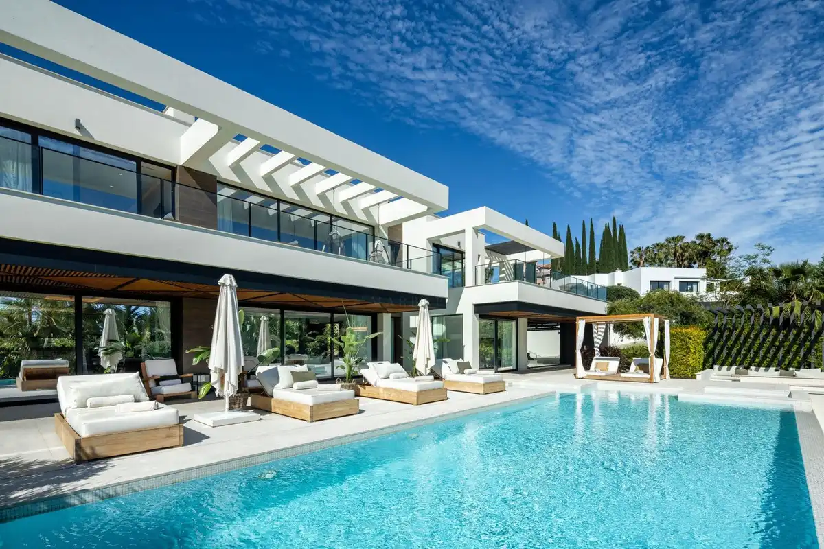 Vista exterior de Casa o xalet de lloguer en Marbella amb Aire condicionat, Jardí privat i Terrassa