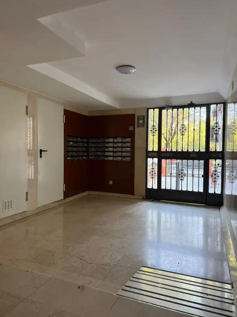 Wohnung zum Verkauf in Sevilla mit Klimaanlage und Terrasse