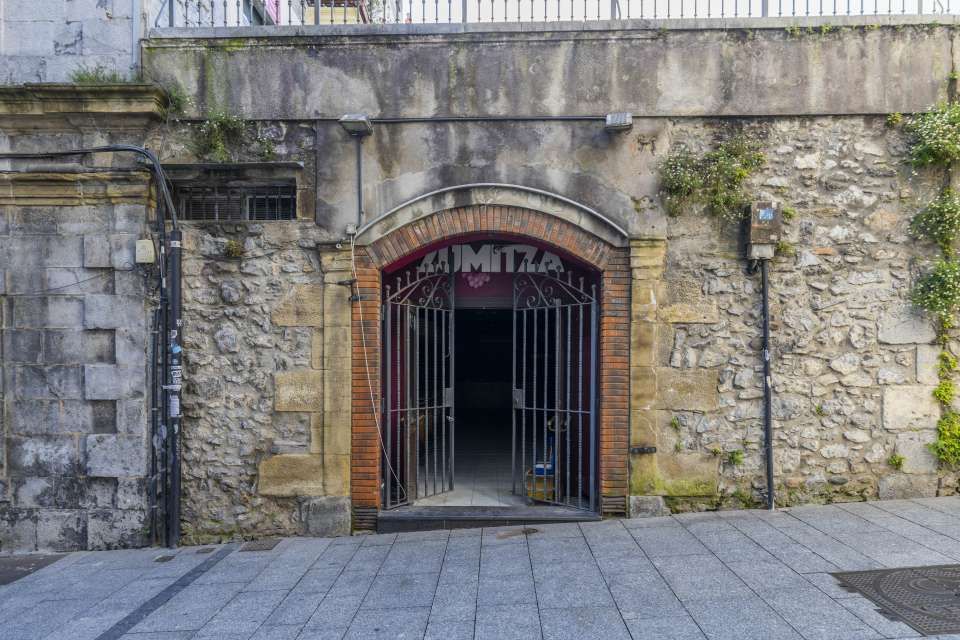 Premises for sale in Hernani  with Air Conditioner and Furnished