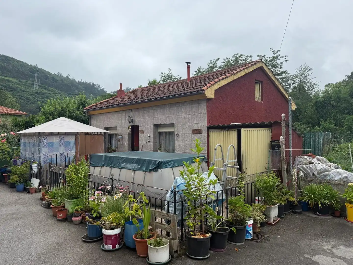 Vista exterior de Casa o xalet en venda en Mieres (Asturias) amb Terrassa, Piscina i Moblat