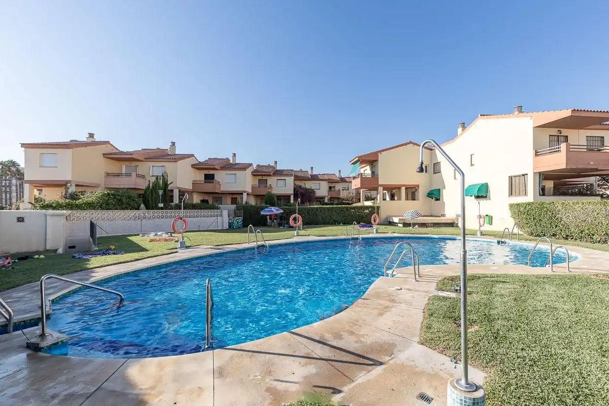 Adossat amb terrassa en venda a Paseo MARITIMO