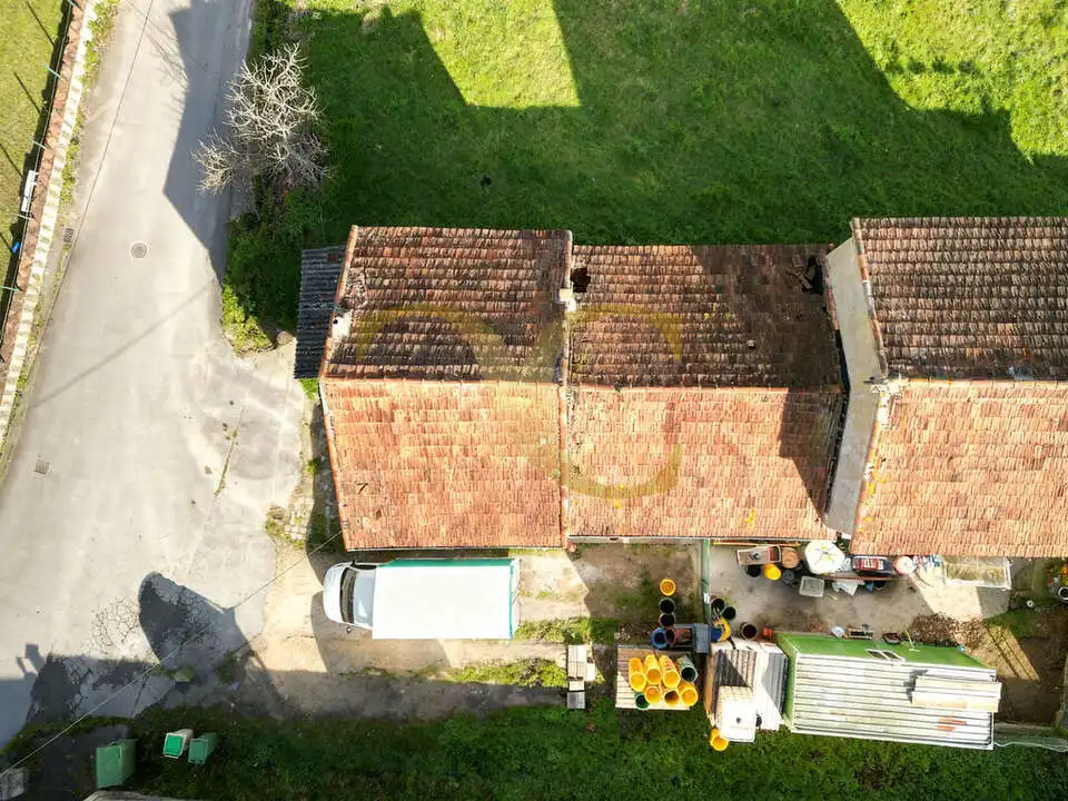 Außenansicht von Einfamilien-Reihenhaus zum Verkauf in Siero