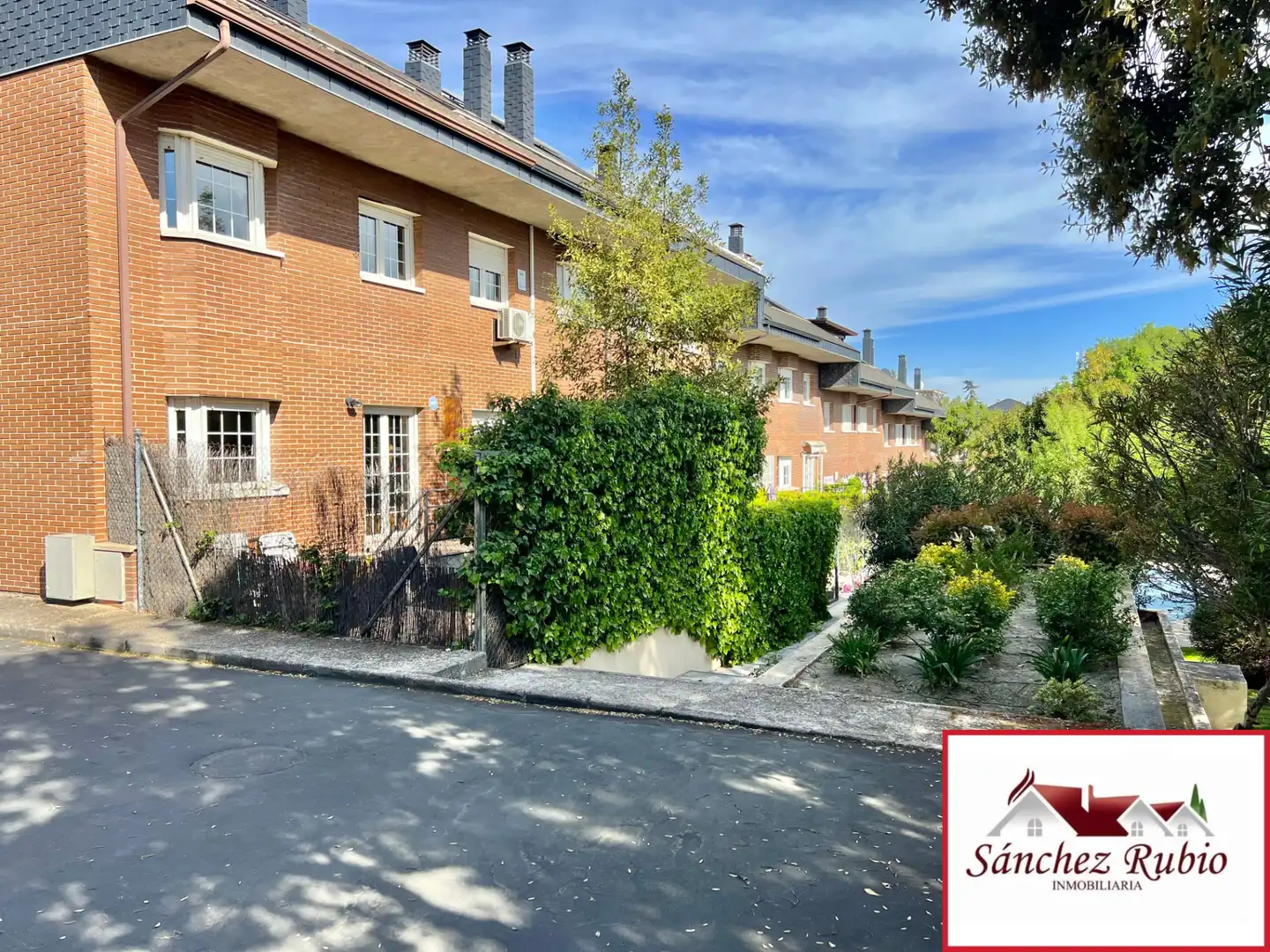 Außenansicht von Einfamilien-Reihenhaus zur Miete in Torrelodones mit Heizung, Privatgarten und Parkett