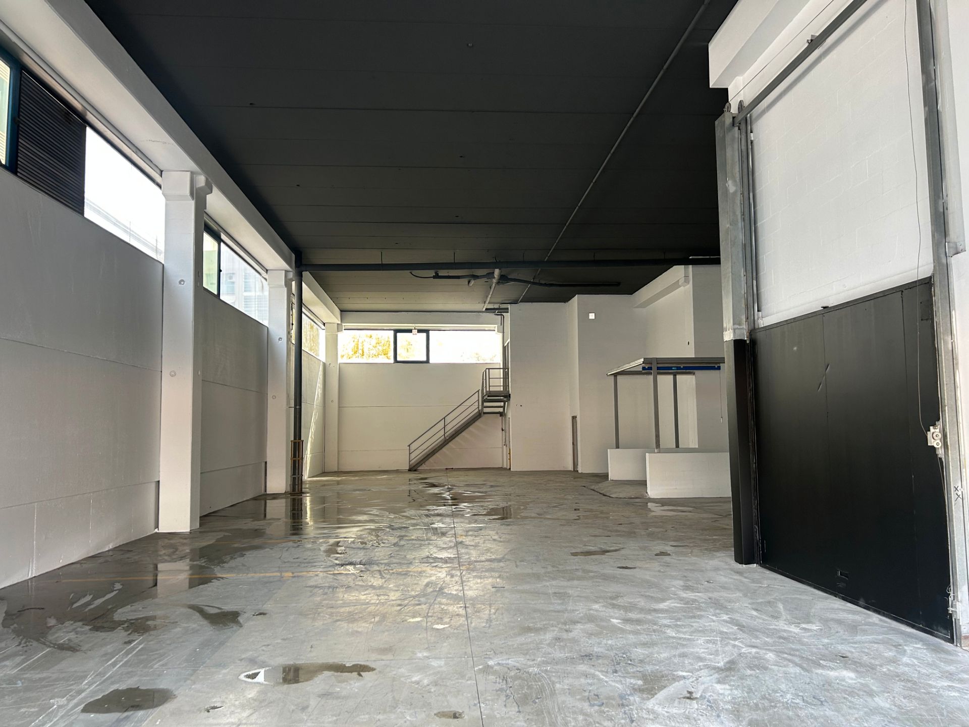 Nau industrial de lloguer en Badalona amb Alarma