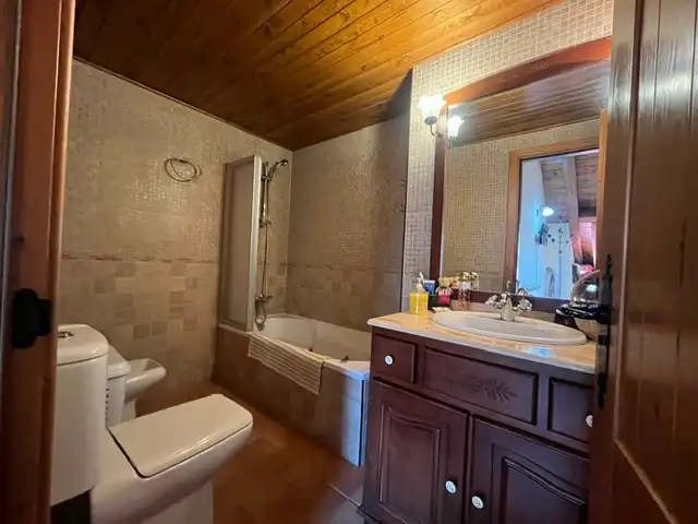 Baño de Apartamento en venta en Esterri d'Àneu con Calefacción, Amueblado y Balcón