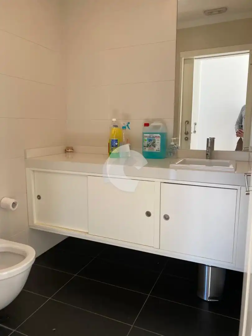 Badezimmer von Büro zum Verkauf in Oleiros