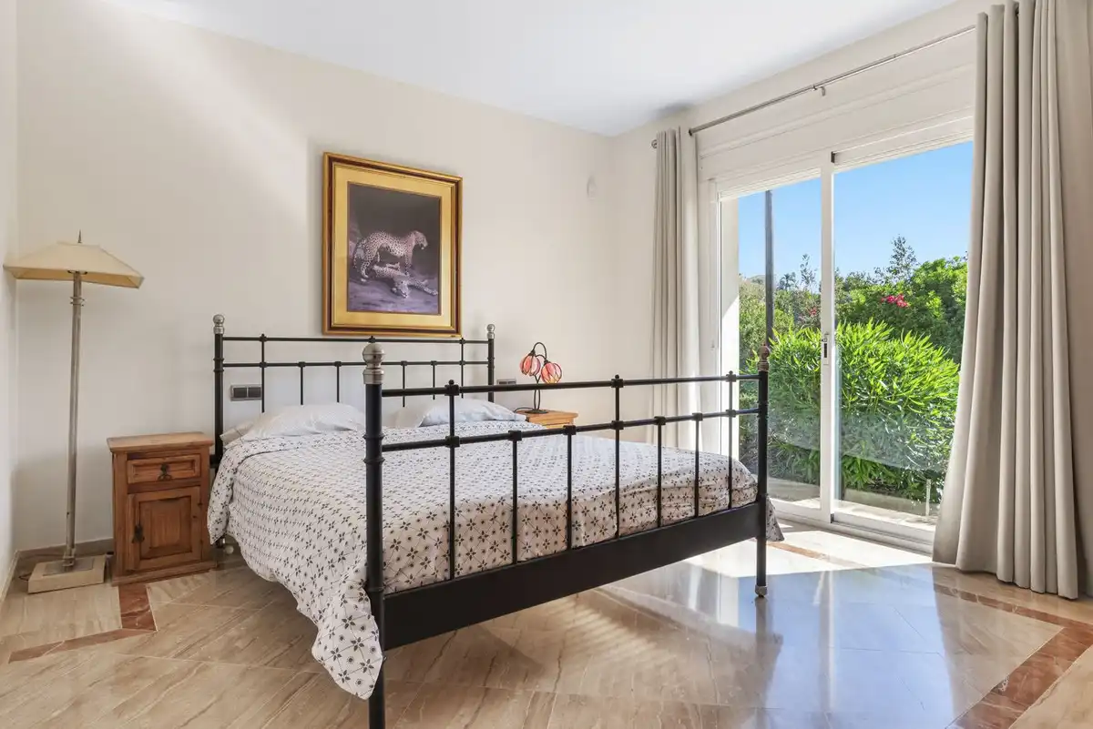Dormitori de Casa o xalet en venda en Benahavís amb Aire condicionat, Jardí privat i Terrassa