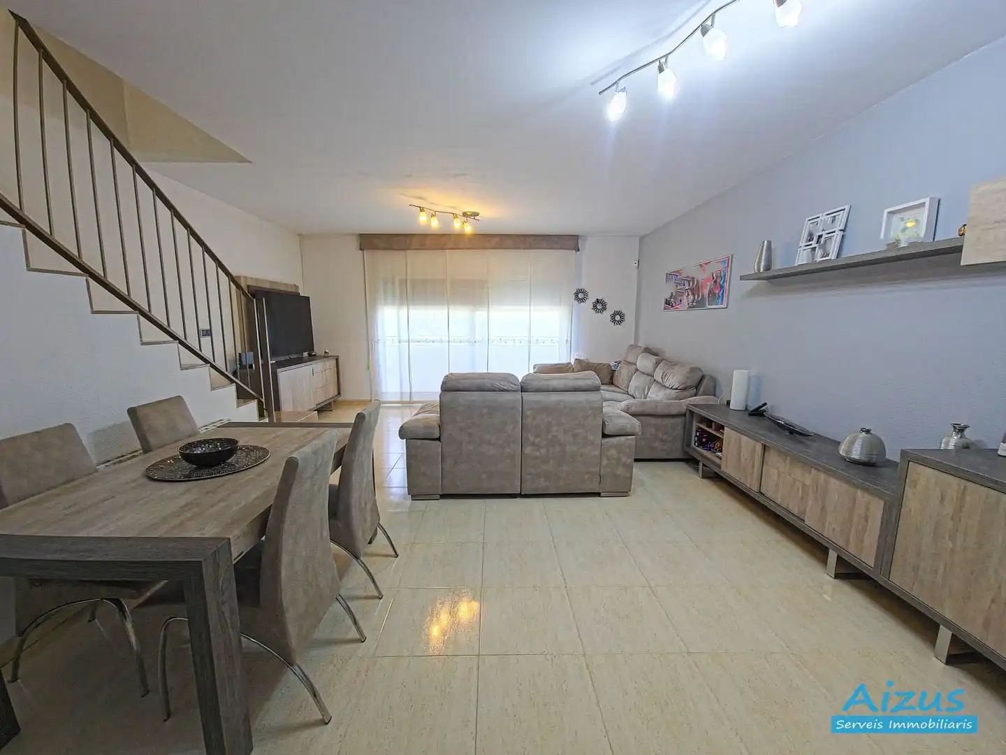 Sala de estar de Casa adosada en venta en Santa Perpètua de Mogoda con Aire acondicionado, Calefacción y Terraza