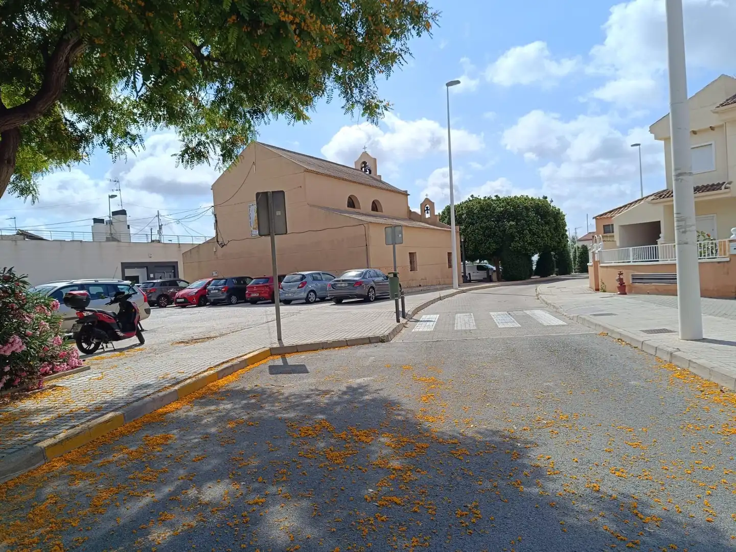 Außenansicht von Einfamilien-Reihenhaus zum Verkauf in Elche / Elx mit Privatgarten, Terrasse und Gemeinschaftspool