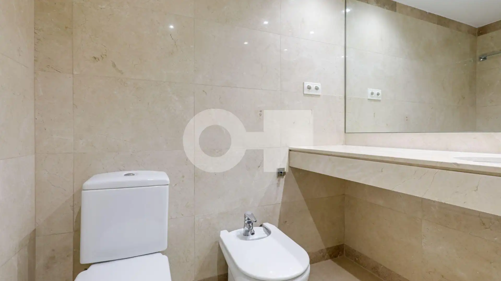 Badezimmer von Wohnungen zum Verkauf in Barcelona mit Heizung, Terrasse und Abstellraum