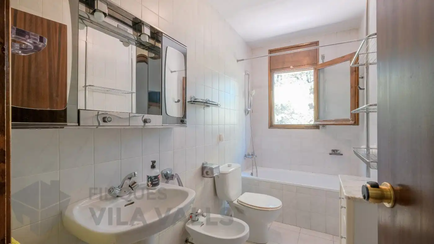 Badezimmer von Haus oder Chalet zum Verkauf in Sant Quirze Safaja mit Privatgarten und Balkon