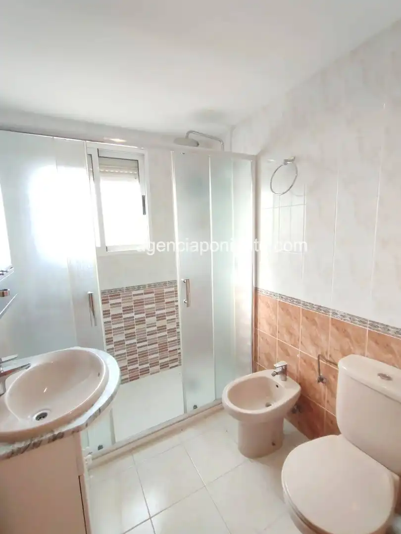 Baño de Apartamento de alquiler en Benidorm con Aire acondicionado, Terraza y Amueblado