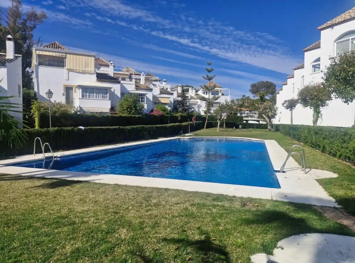 Schwimmbecken von Dachboden zum Verkauf in Marbella mit Klimaanlage, Terrasse und Möbliert
