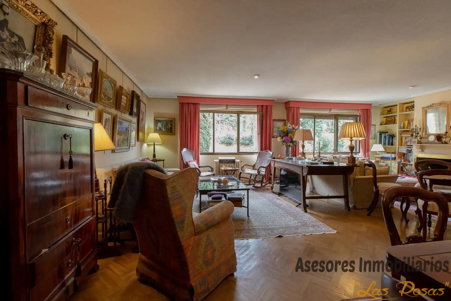 Wohnzimmer von Einfamilien-Reihenhaus zum Verkauf in Madrid mit Klimaanlage, Heizung und Privatgarten