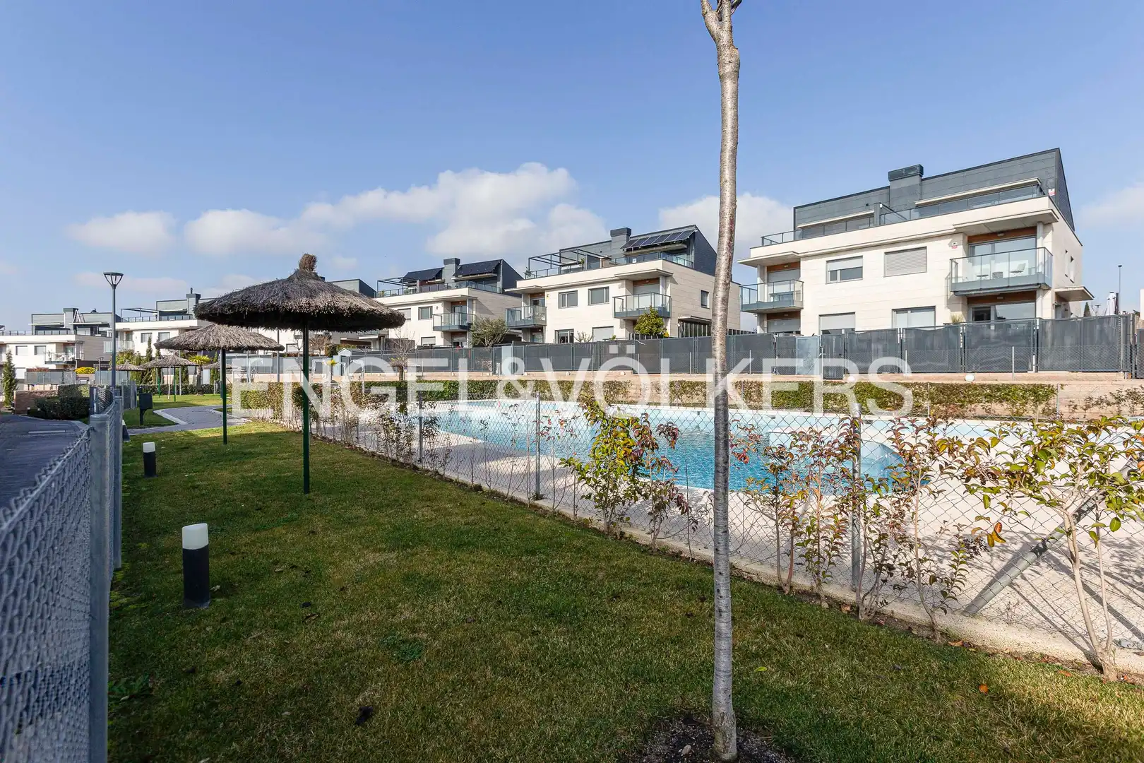 Piscina de Casa adosada en venda en Boadilla del Monte amb Aire condicionat, Calefacció i Jardí privat