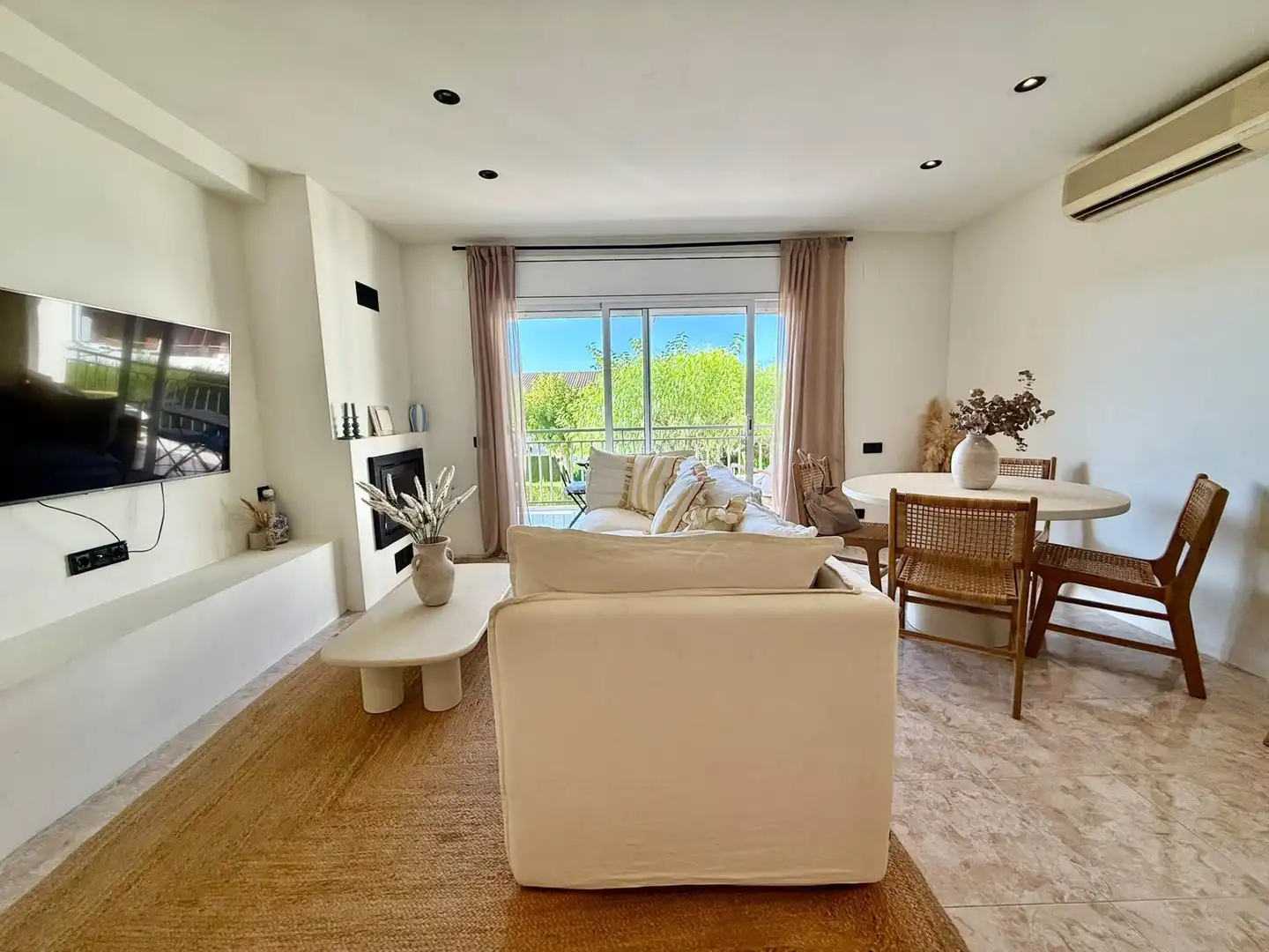 Sala de estar de Casa adosada en venta en Calafell con Aire acondicionado, Calefacción y Terraza