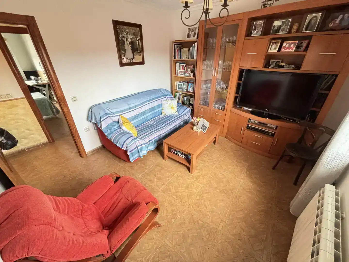 Sala d'estar de Casa adosada en venda en Robledo amb Parquet, Traster i Moblat