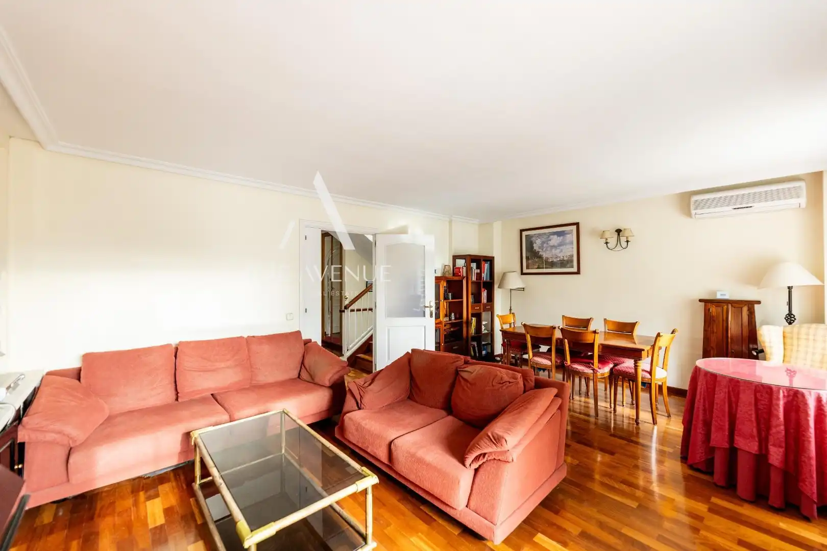 Sala d'estar de Casa adosada en venda en Pozuelo de Alarcón amb Calefacció, Jardí privat i Terrassa
