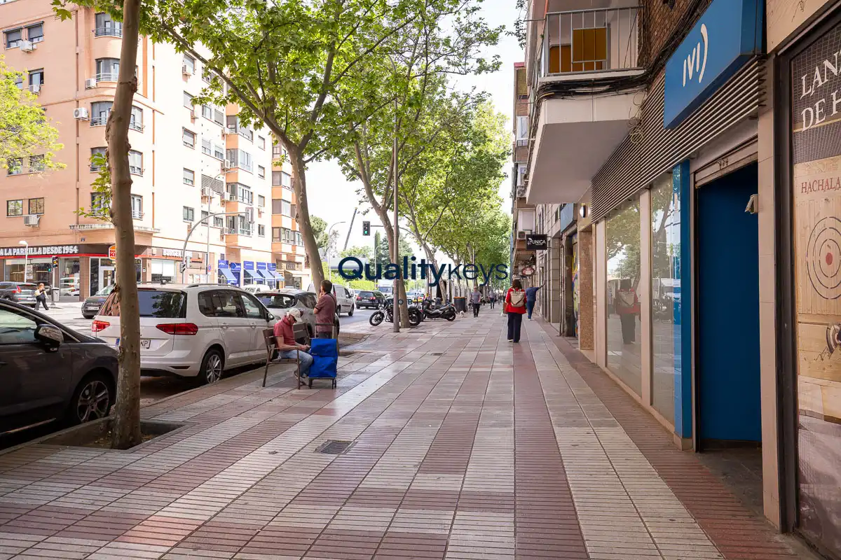 Vista exterior de Local de lloguer en Madrid amb Aire condicionat i Calefacció