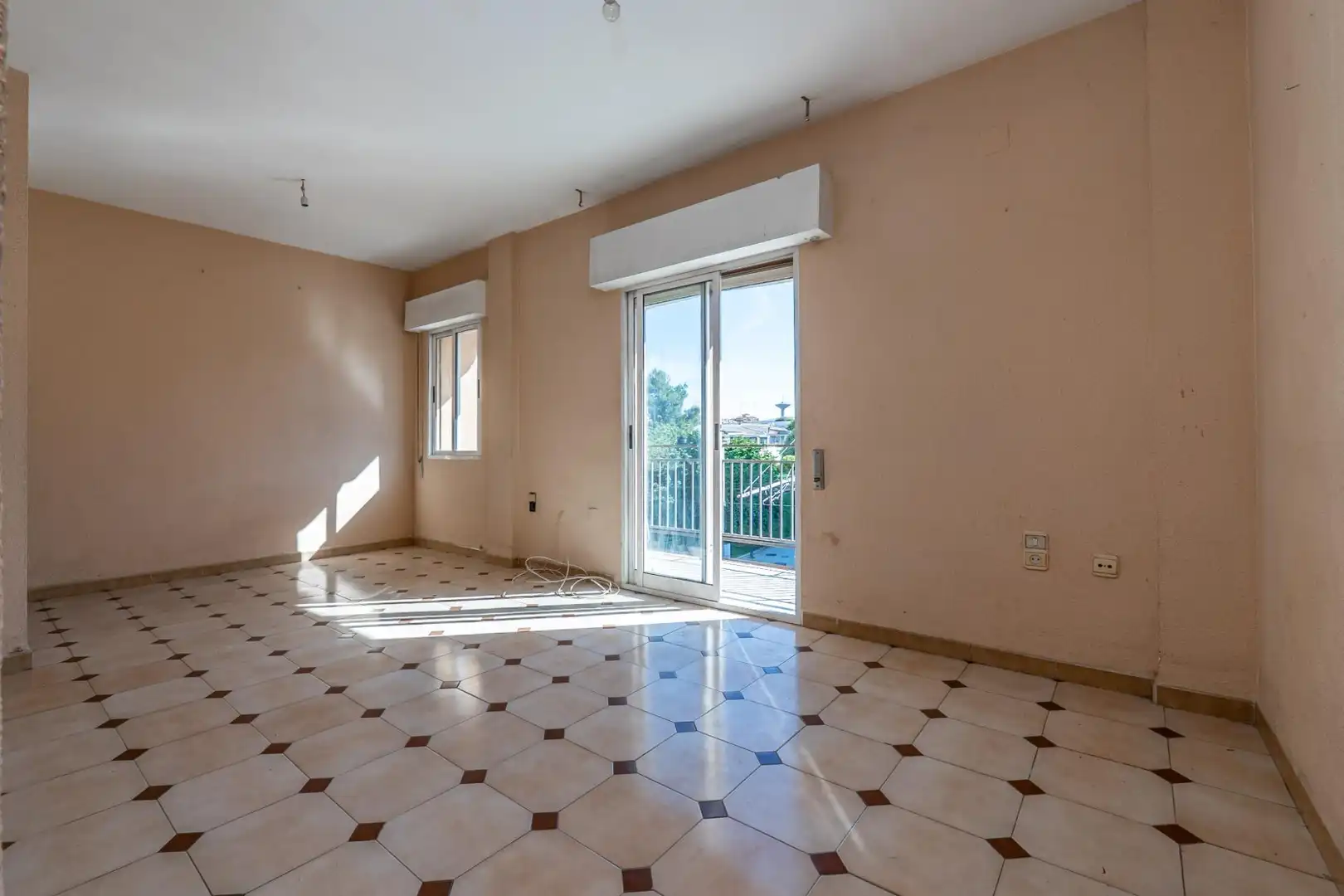 Sala d'estar de Pis en venda en Granada amb Balcó