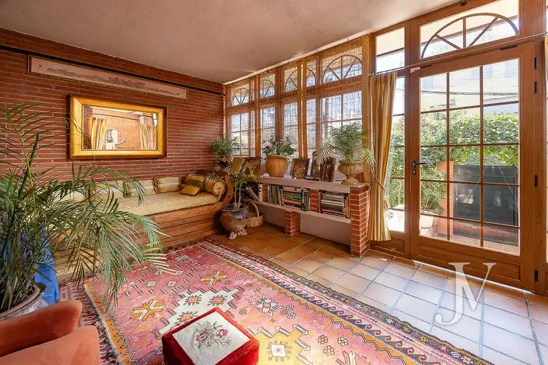 Sala d'estar de Casa adosada en venda en Madrid amb Calefacció, Jardí privat i Terrassa