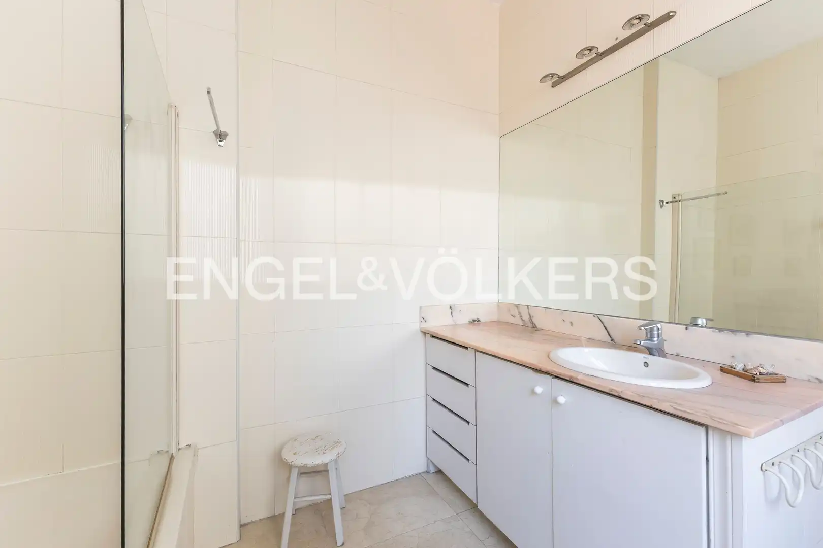 Bathroom of Flat for sale in Madrid  with Air Conditioner, Heating and Storage room
