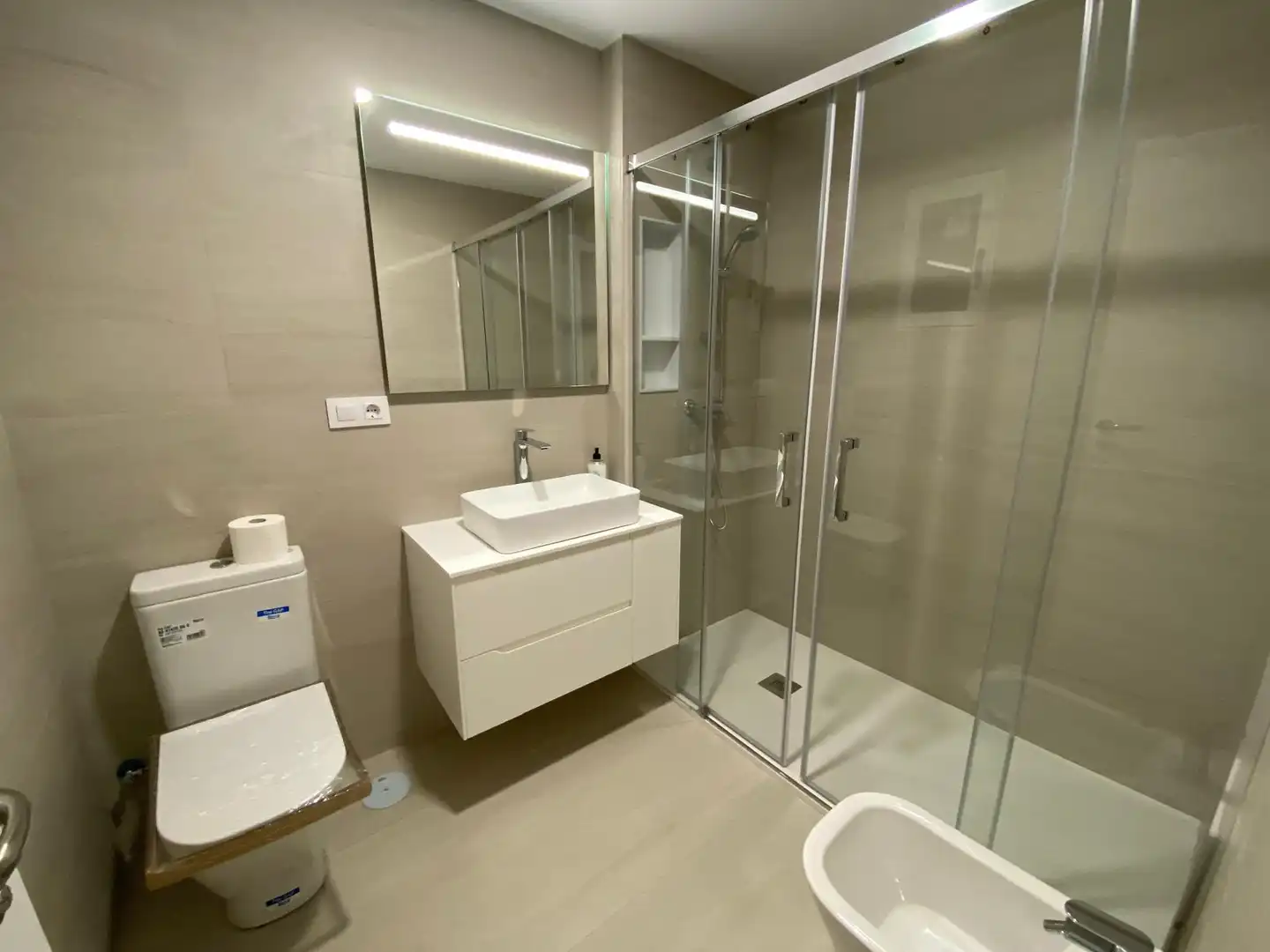 Bathroom of Flat for rent in Albacete  with Air Conditioner, Heating and Parquet flooring