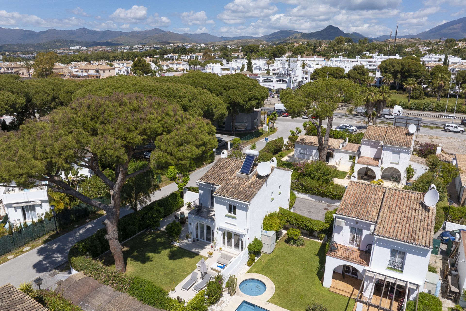Exterior view of House or chalet for sale in Estepona  with Air Conditioner, Private garden and Terrace