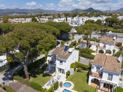 Vista exterior de Casa o xalet en venda en Estepona amb Aire condicionat, Jardí privat i Terrassa
