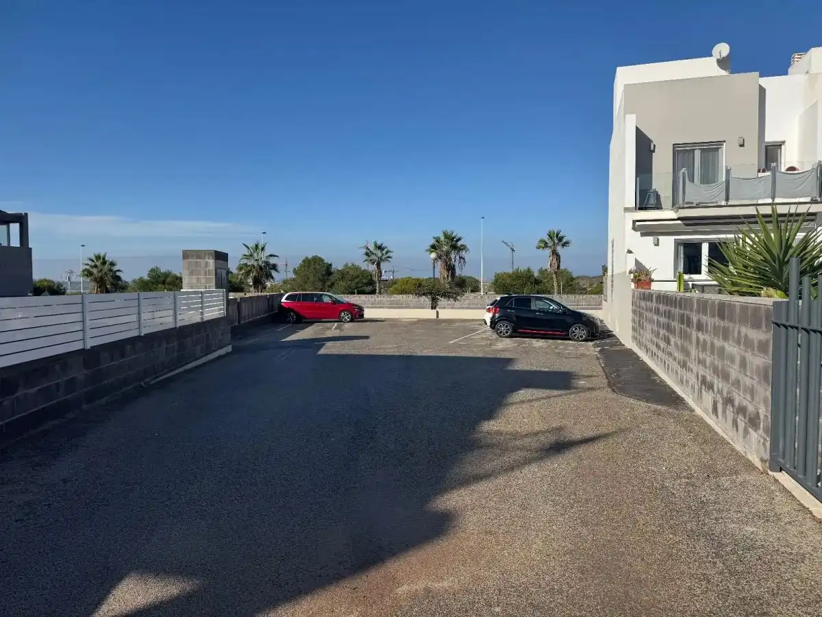 Parking de Casa adosada en venta en Torrevieja con Aire acondicionado, Jardín privado y Amueblado