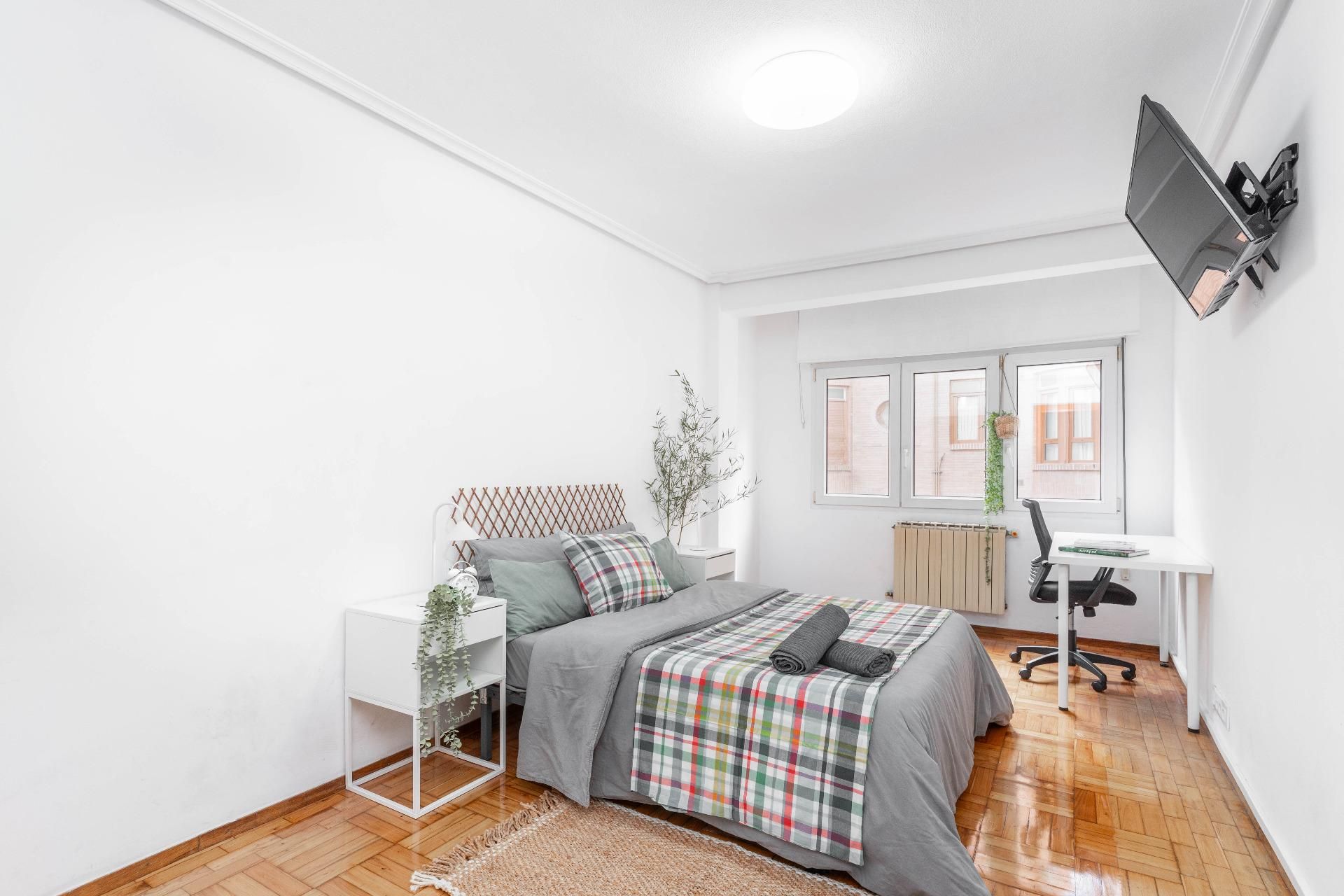 Bedroom of Flat for sale in Oviedo   with Heating and Furnished