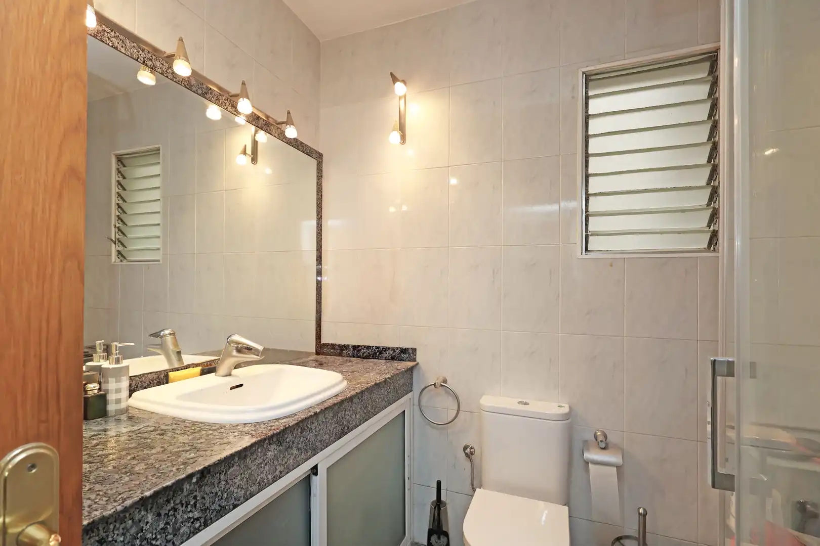 Baño de Piso en venta en Barcelona con Calefacción, Trastero y Balcón