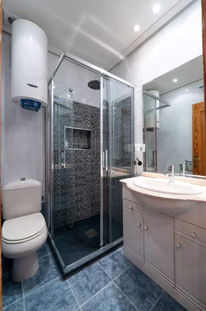 Bathroom of Flat for rent in Madrid  with Air Conditioner, Heating and Parquet flooring