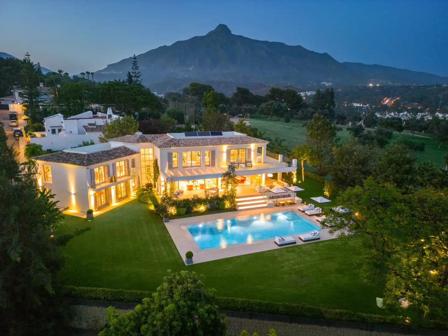 House with pool for sale in Marbella Centro