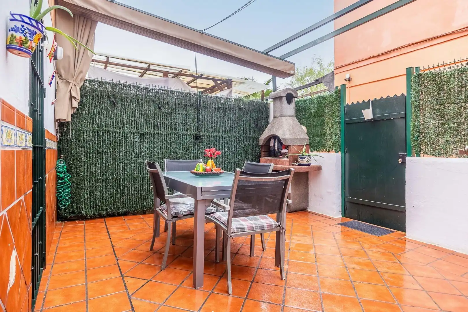 Terrassa de Casa adosada en venda en Dos Hermanas amb Aire condicionat, Jardí privat i Piscina comunitària