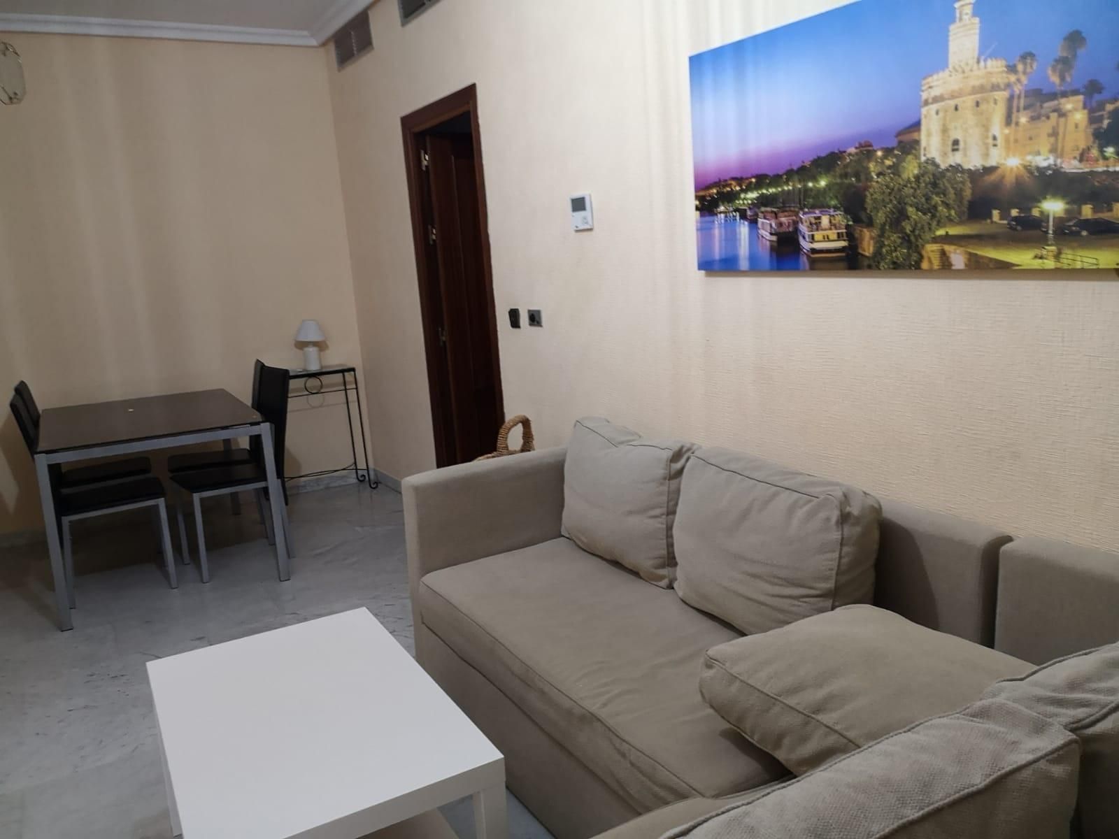 Living room of Flat to rent in  Sevilla Capital  with Air Conditioner, Heating and Parquet flooring