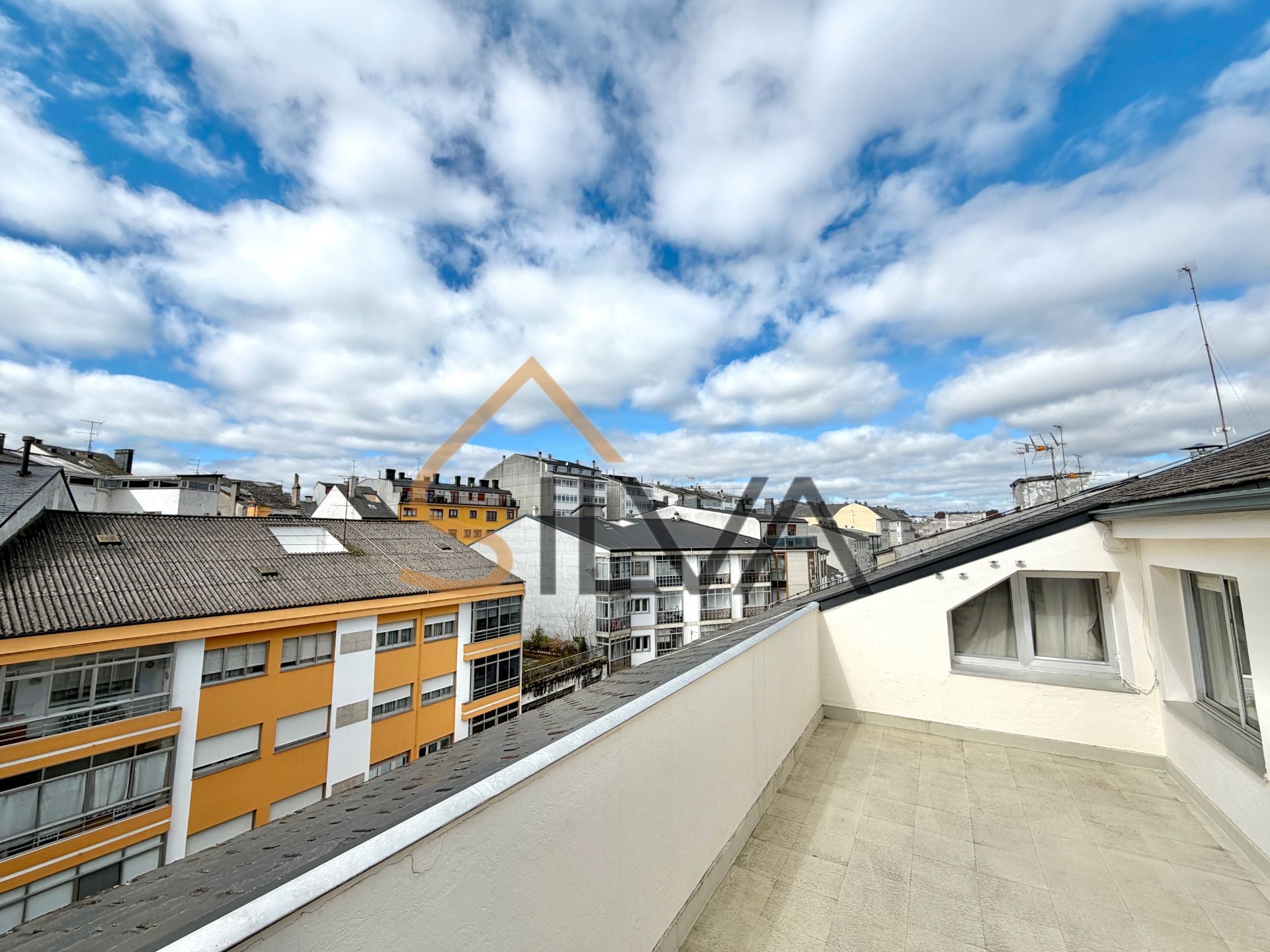 Vista exterior de Piso en venta en Lugo Capital con Calefacción, Parquet y Terraza