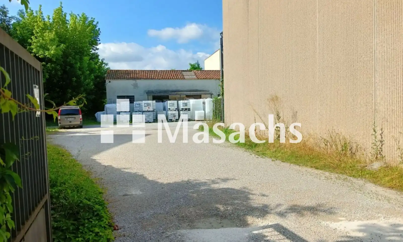 Parkplatz von Fabrikhallen zum Verkauf in Girona