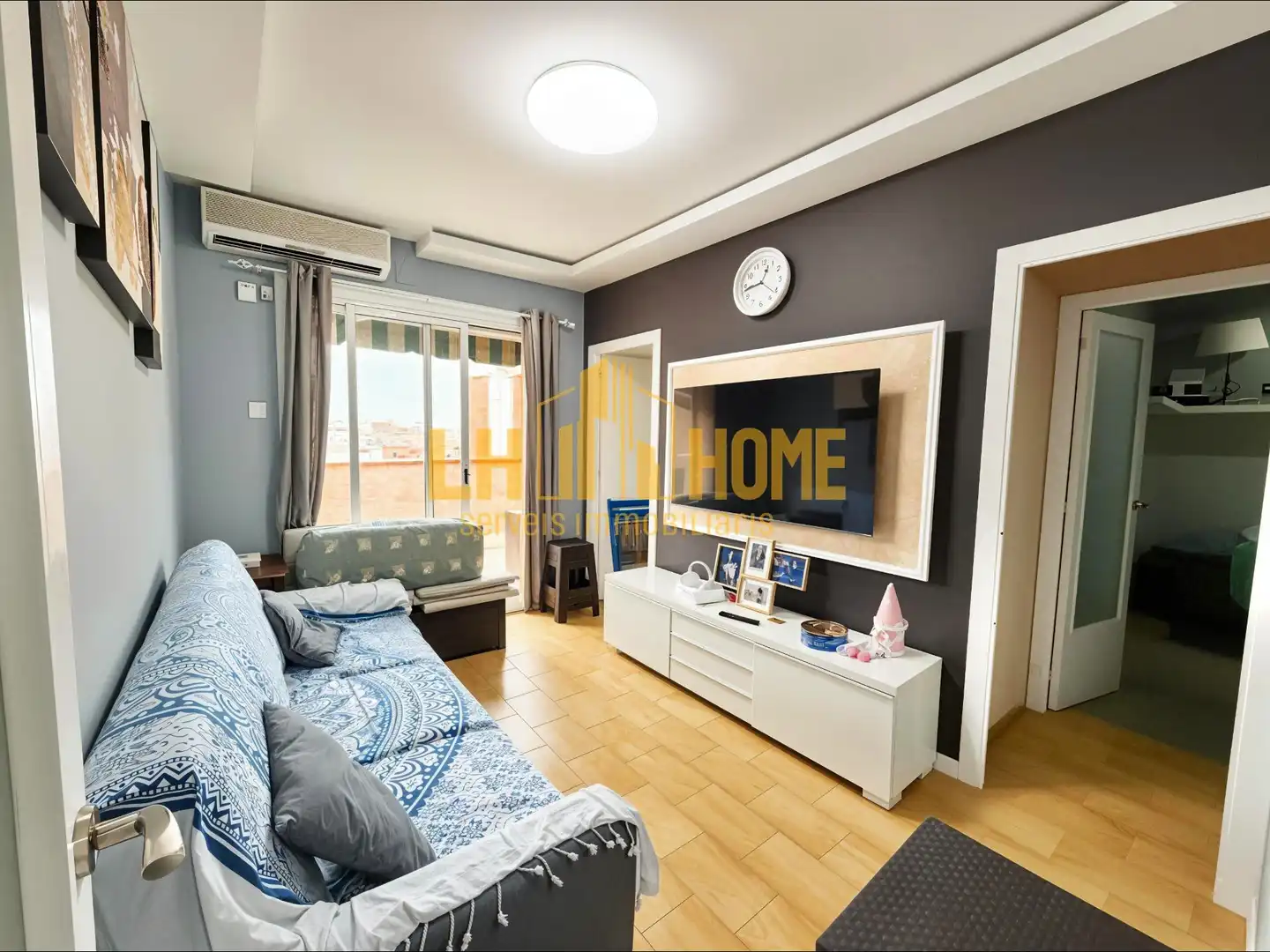 Sala de estar de Ático en venta en L'Hospitalet de Llobregat con Parquet