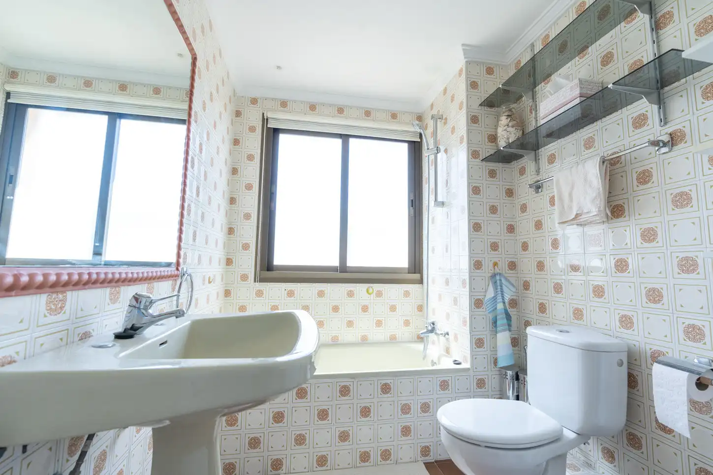 Bathroom of Apartments for sale in Marbella  with Swimming Pool and Community pool