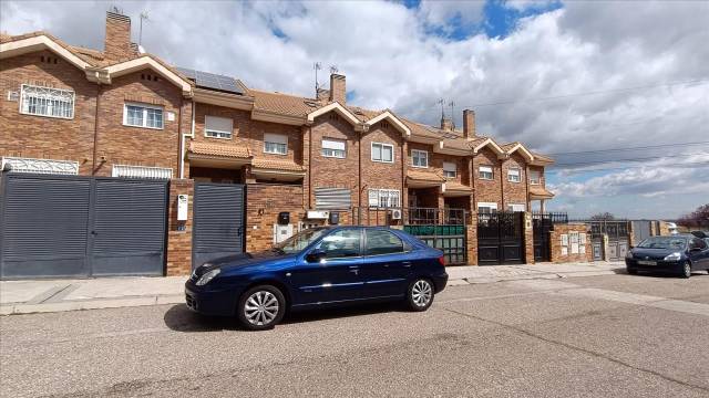 Casa adosada en Venta en Calle Santoña en Las Castañeras - Bulevar