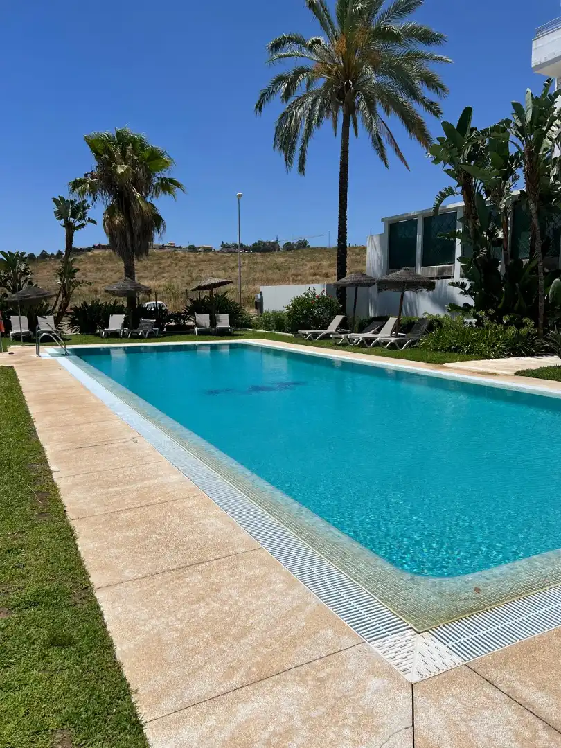 Schwimmbecken von Wohnung zum Verkauf in Mijas mit Klimaanlage, Heizung und Privatgarten