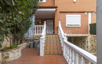 Vista exterior de Casa adosada en venda en Alcalá de Henares amb Piscina i Balcó