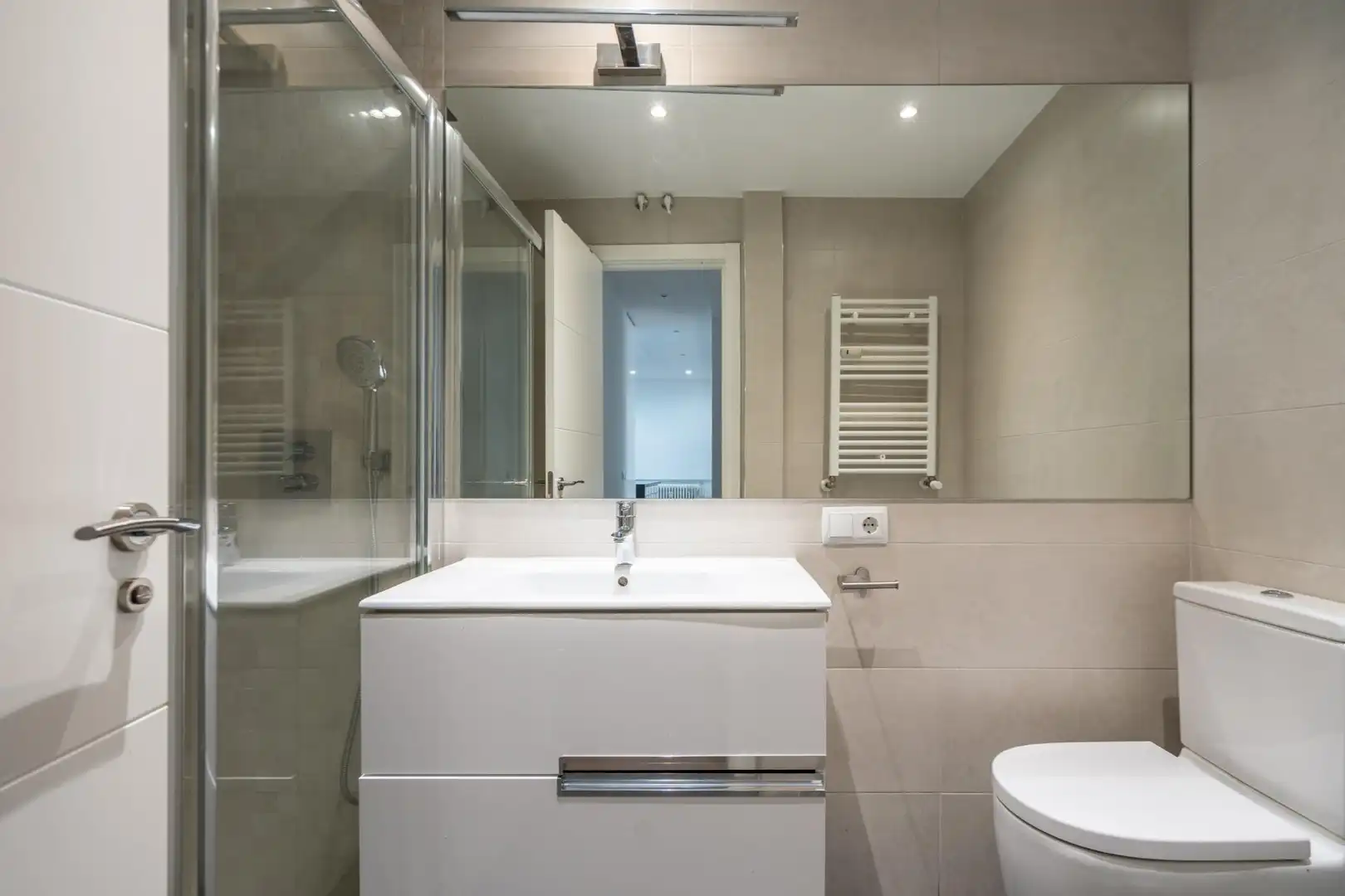 Badezimmer von Wohnung zur Miete in Madrid mit Klimaanlage, Heizung und Terrasse