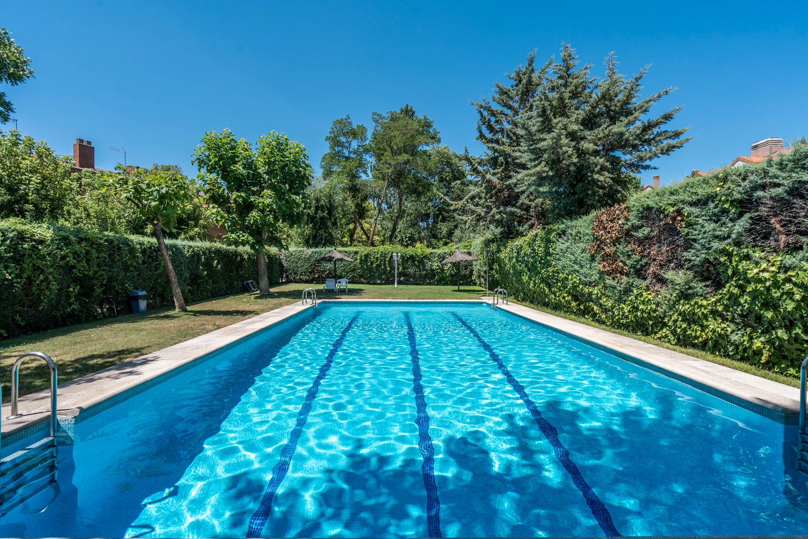 Swimming pool of Single-family semi-detached to rent in Las Rozas de Madrid  with Air Conditioner, Heating and Private garden