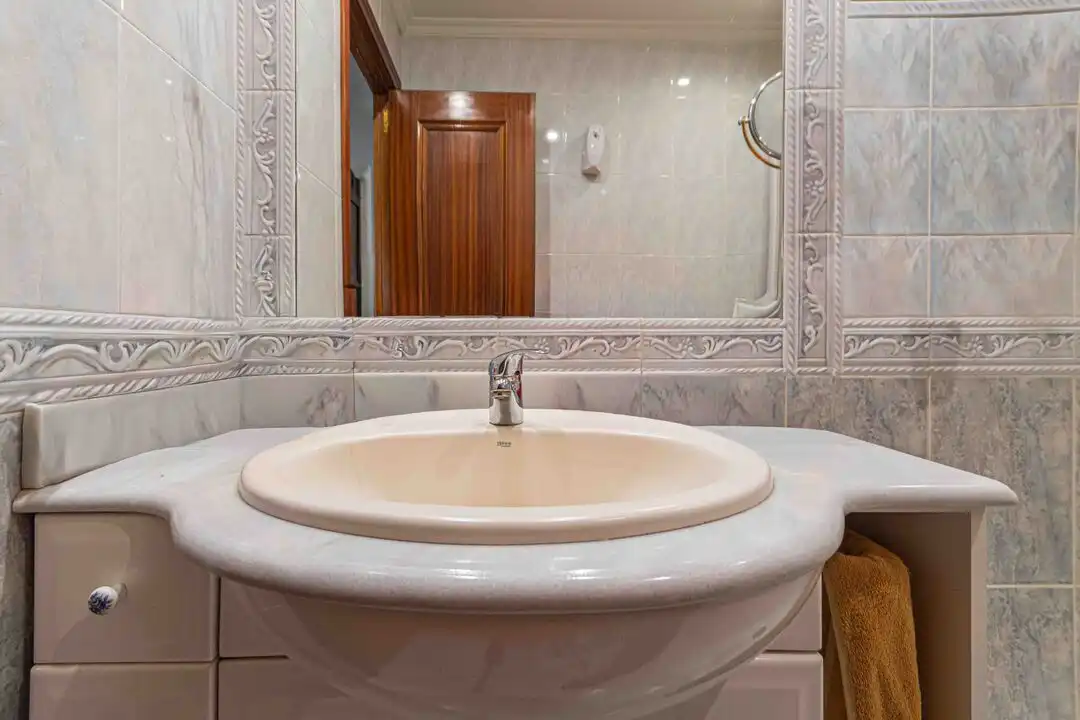 Bathroom of Flat for sale in Madrid  with Air Conditioner, Heating and Storage room