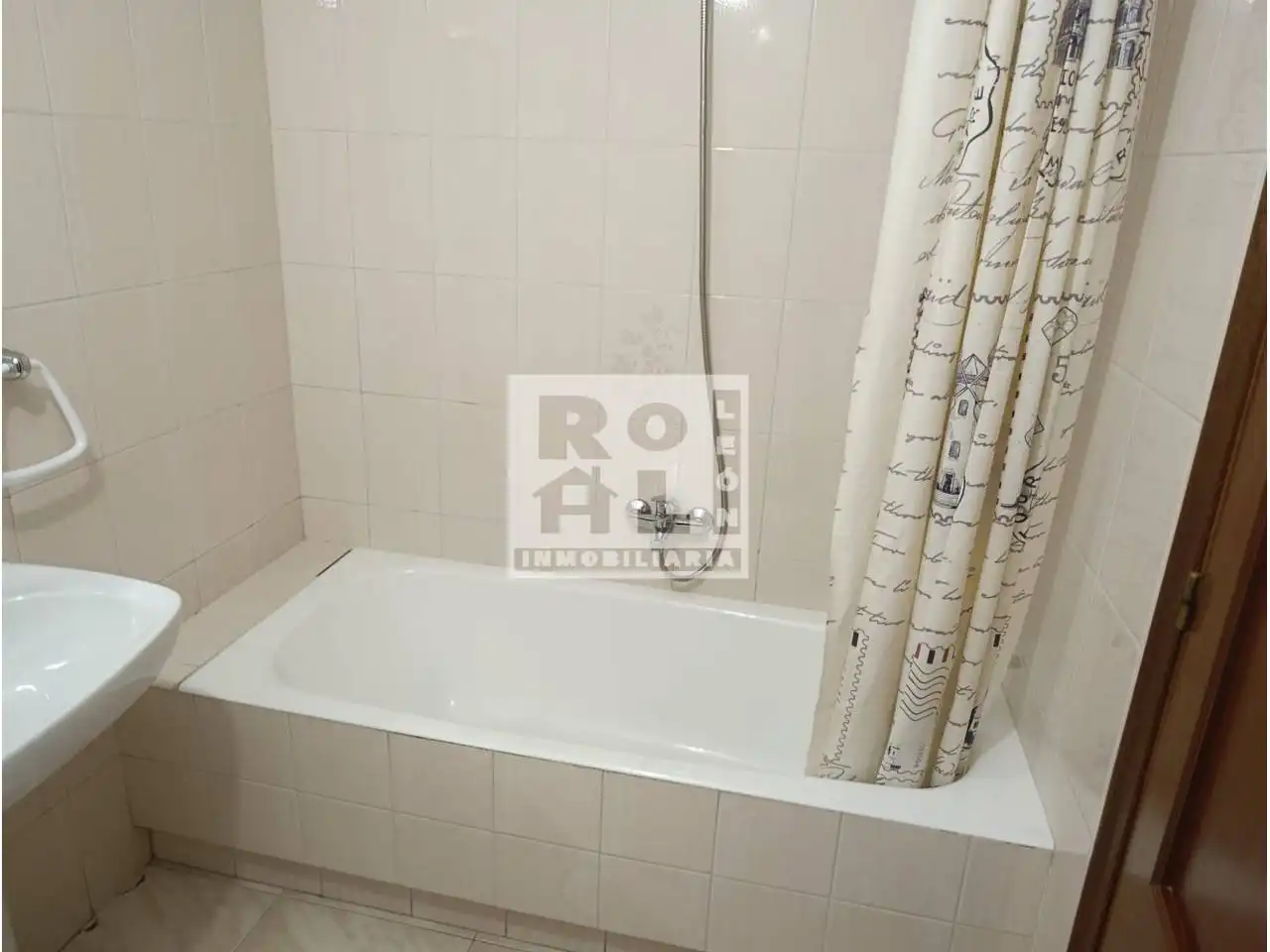 Baño de Piso en venta en León Capital  con Calefacción, Terraza y Trastero