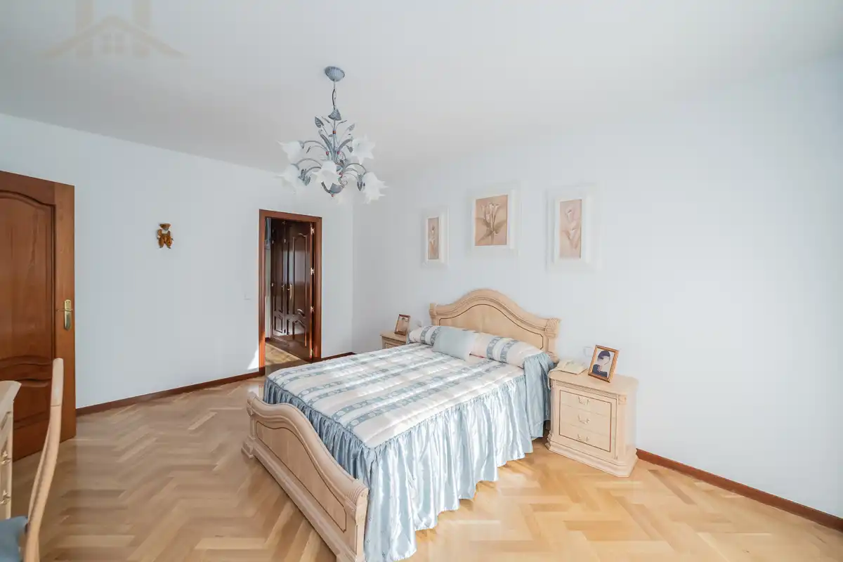Dormitori de Casa o xalet en venda en San Sebastián de los Reyes amb Calefacció, Jardí privat i Piscina