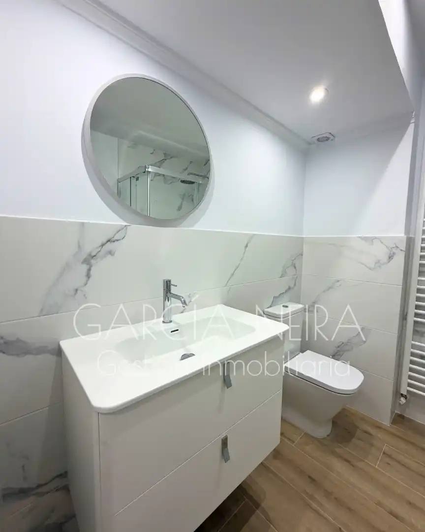 Baño de Piso en venta en Oviedo  con Calefacción y Amueblado